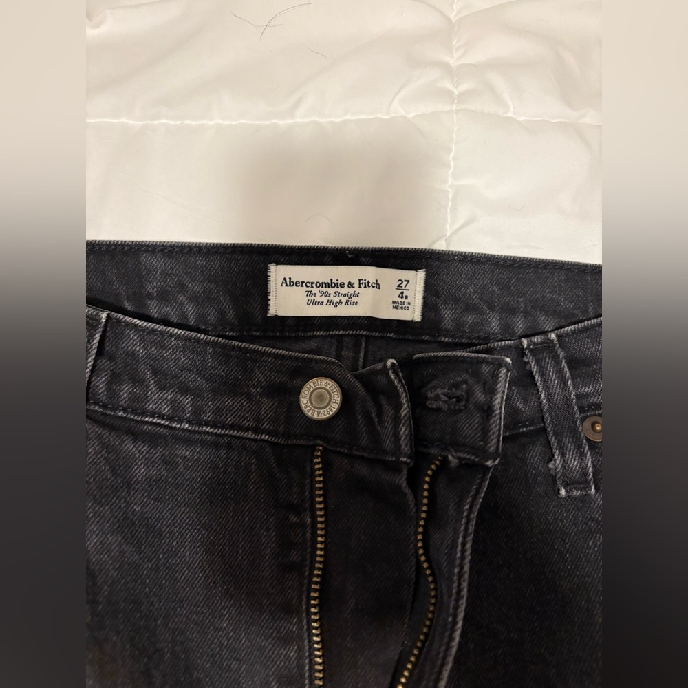Abercrombie & Fitch 90s Straight Ultra High Rise Black Distressed Jeans Size 27 - Picture 4 of 4